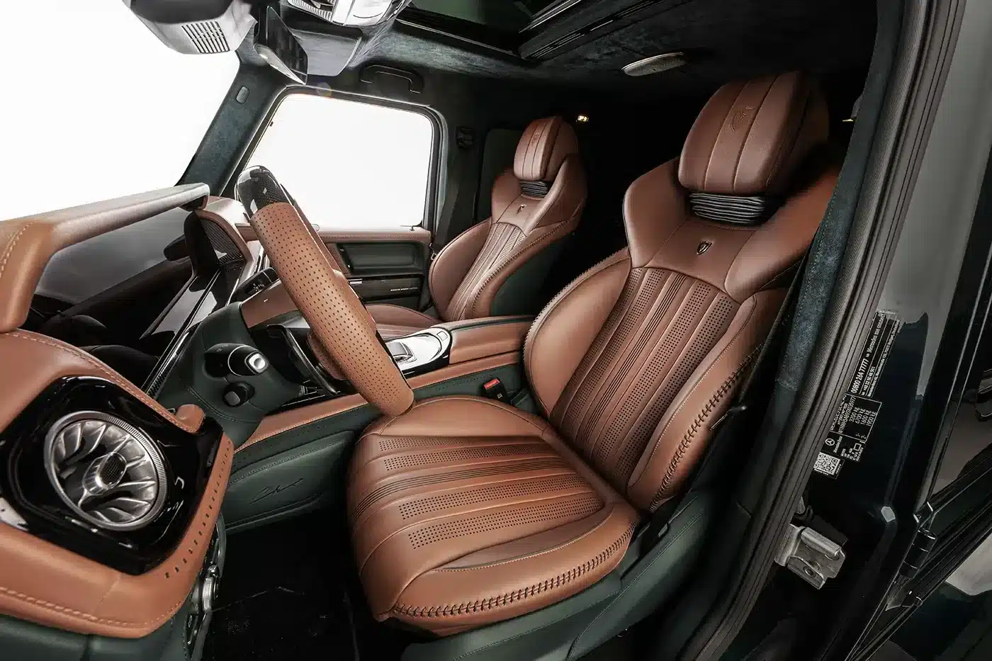 Detailaufnahme des Innenraums eines Carlex G63 Racing Green Vintage mit braunen Ledersitzen und grünen Alcantara-Akzenten.