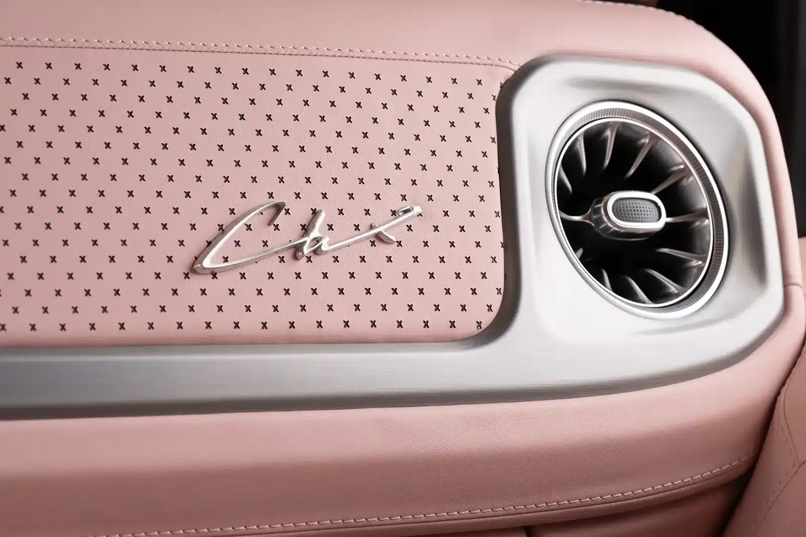 Armaturenbrett mit roséfarbenem Nappa-Leder und Lüftungsdüse im Carlex G63 Rose Vintage