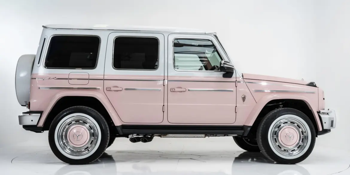 Seitenansicht eines Carlex G63 Rose Vintage, einer Mercedes-AMG G-Klasse mit roséfarbener Sonderlackierung und exklusivem Karosserie-Kit.