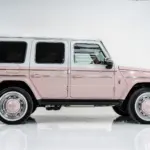 Seitenansicht eines Carlex G63 Rose Vintage, einer Mercedes-AMG G-Klasse mit roséfarbener Sonderlackierung und exklusivem Karosserie-Kit.