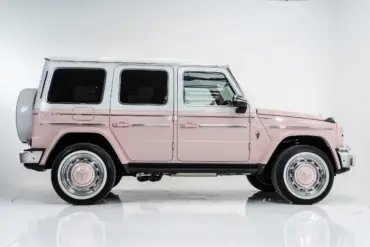 Seitenansicht eines Carlex G63 Rose Vintage, einer Mercedes-AMG G-Klasse mit roséfarbener Sonderlackierung und exklusivem Karosserie-Kit.