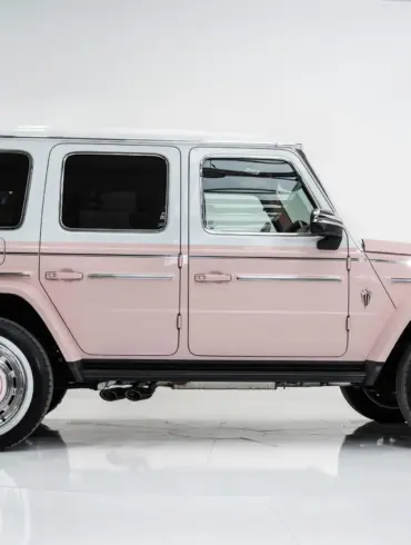 Seitenansicht eines Carlex G63 Rose Vintage, einer Mercedes-AMG G-Klasse mit roséfarbener Sonderlackierung und exklusivem Karosserie-Kit.
