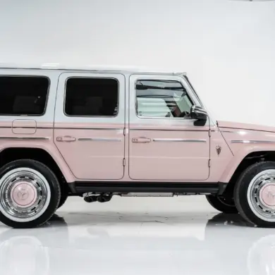 Seitenansicht eines Carlex G63 Rose Vintage, einer Mercedes-AMG G-Klasse mit roséfarbener Sonderlackierung und exklusivem Karosserie-Kit.