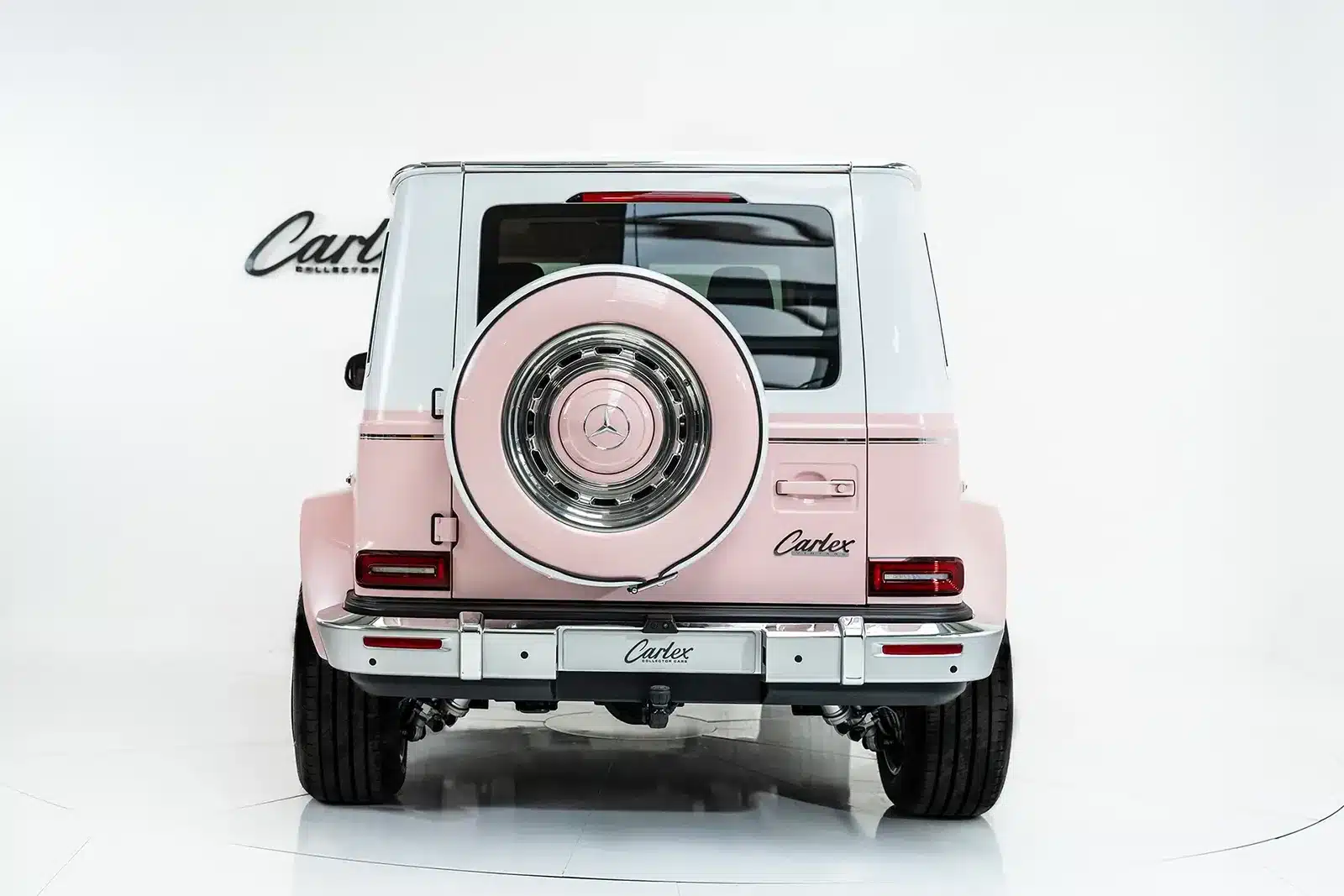 Rückansicht eines getunten Mercedes-AMG G 63 Carlex G63 Rose Vintage mit roséfarbener Karosserie.