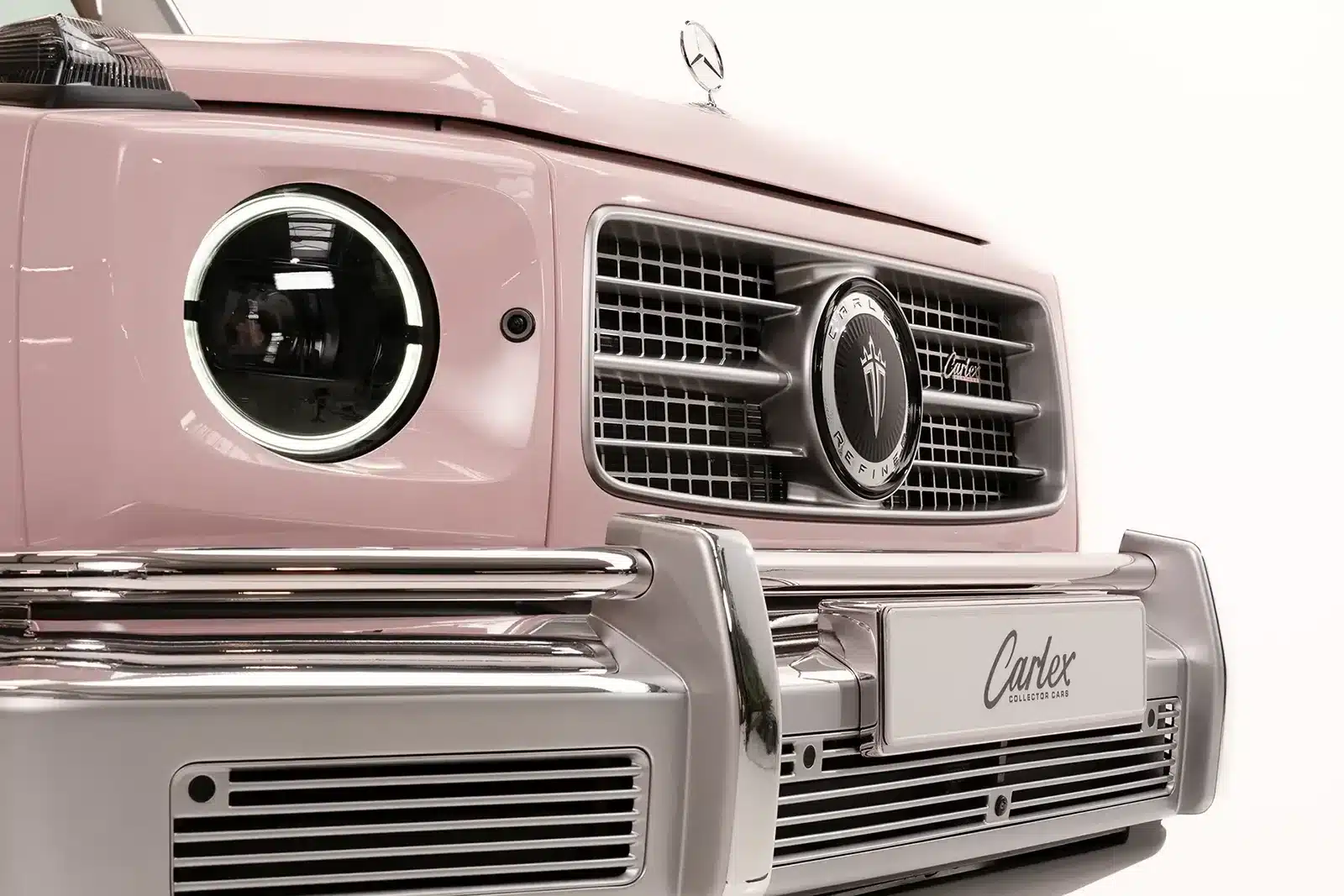 Frontdetail eines Carlex G63 Rose Vintage mit roséfarbener Lackierung, rundem LED-Scheinwerfer und veredeltem Kühlergrill