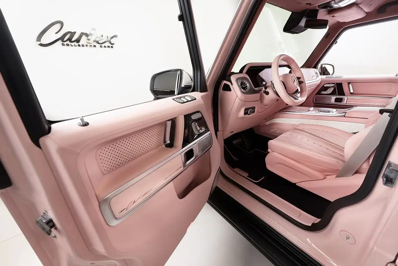 Innenraum einer Carlex G-Klasse mit exklusiver Nappa-Leder-Ausstattung in Rosé und aufwendigen Nähten.