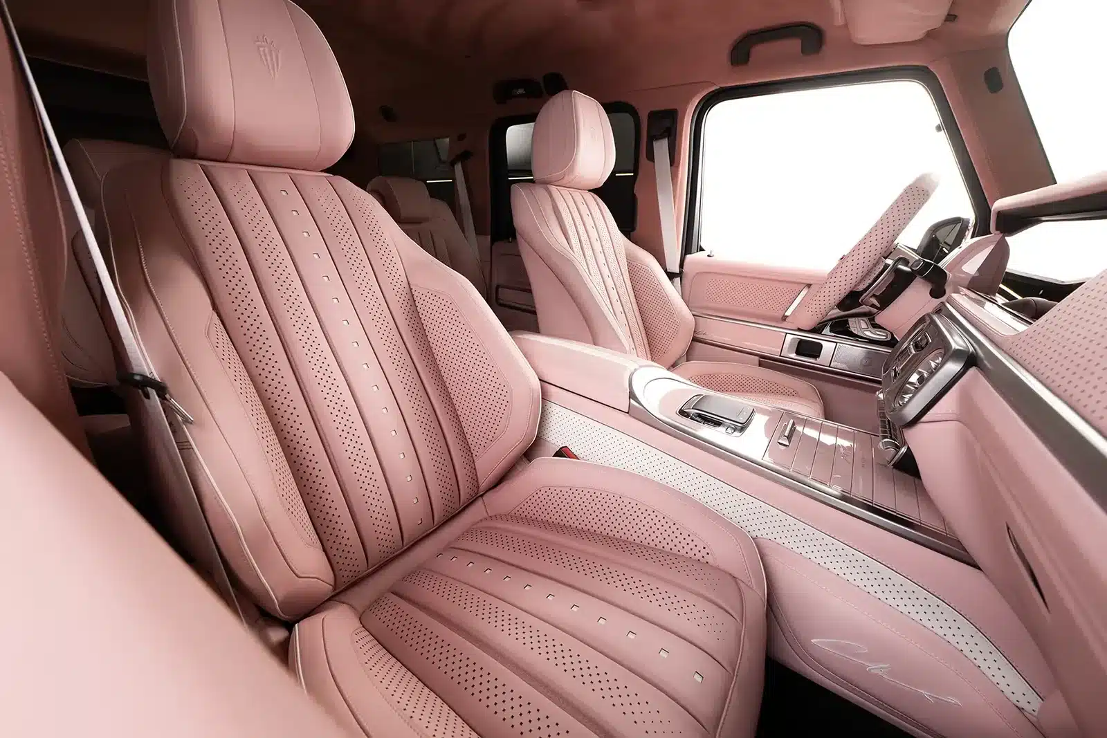 Luxuriöser Innenraum des Carlex G63 Rose Vintage mit roséfarbenem Nappa-Leder und individuellen Nähten