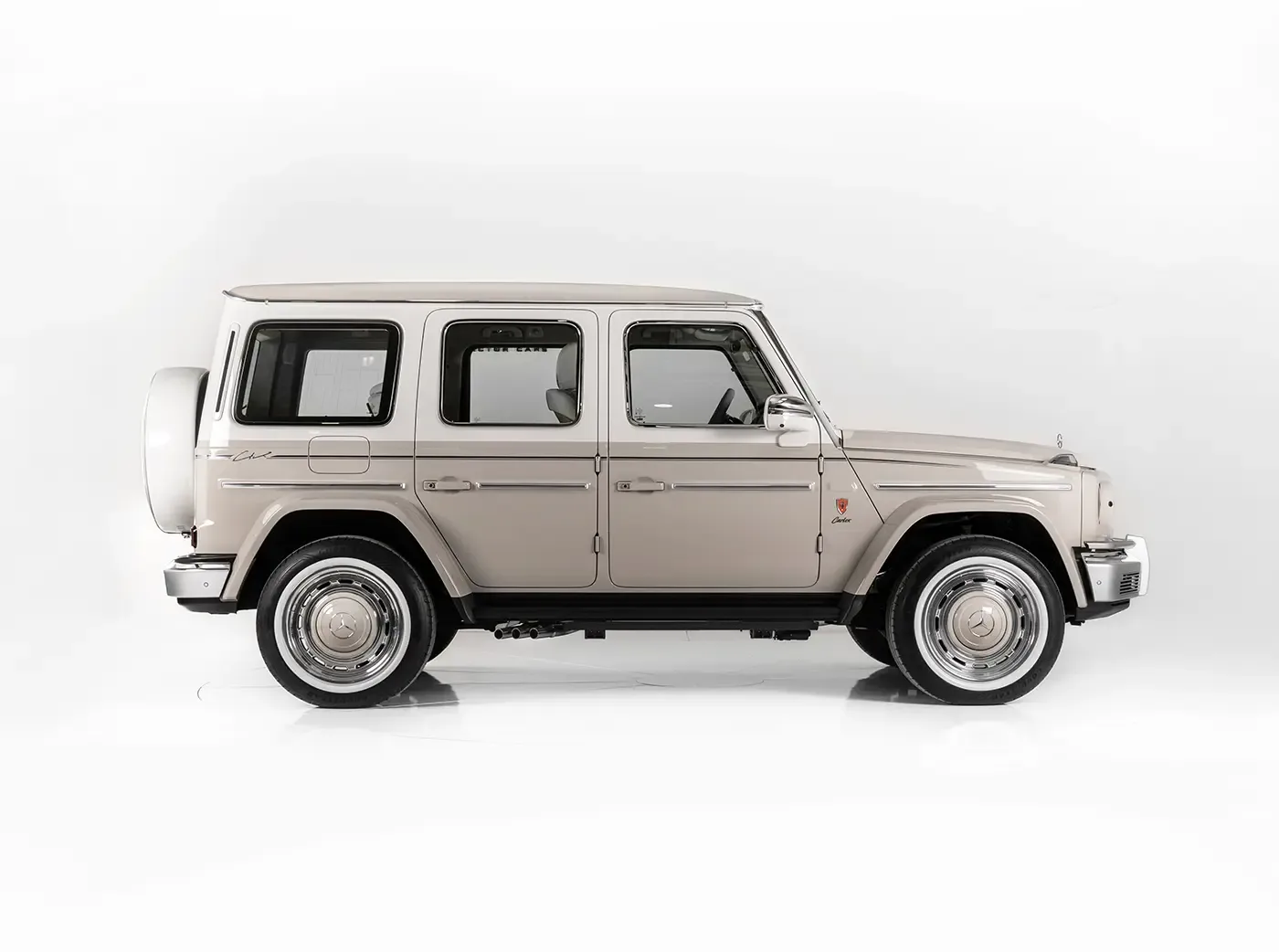 Sandfarbener Carlex G63 Sabbia Vintage, Seitenansicht, luxuriöser AMG-Umbau der Mercedes-Benz G-Klasse.