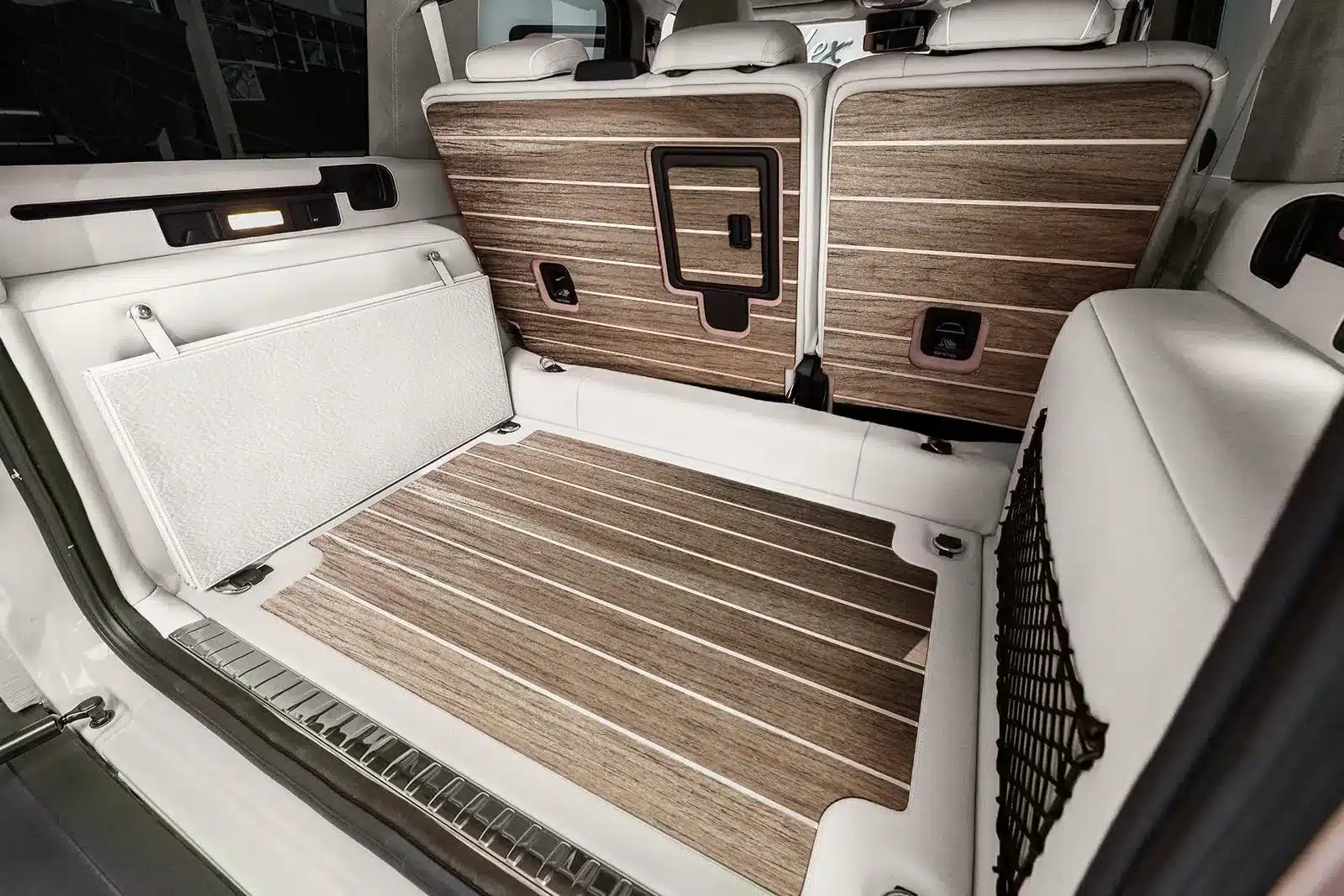 Kofferraum des Carlex G63 Sabbia Vintage mit edlen Holzleisten und hellem Lederinterieur.