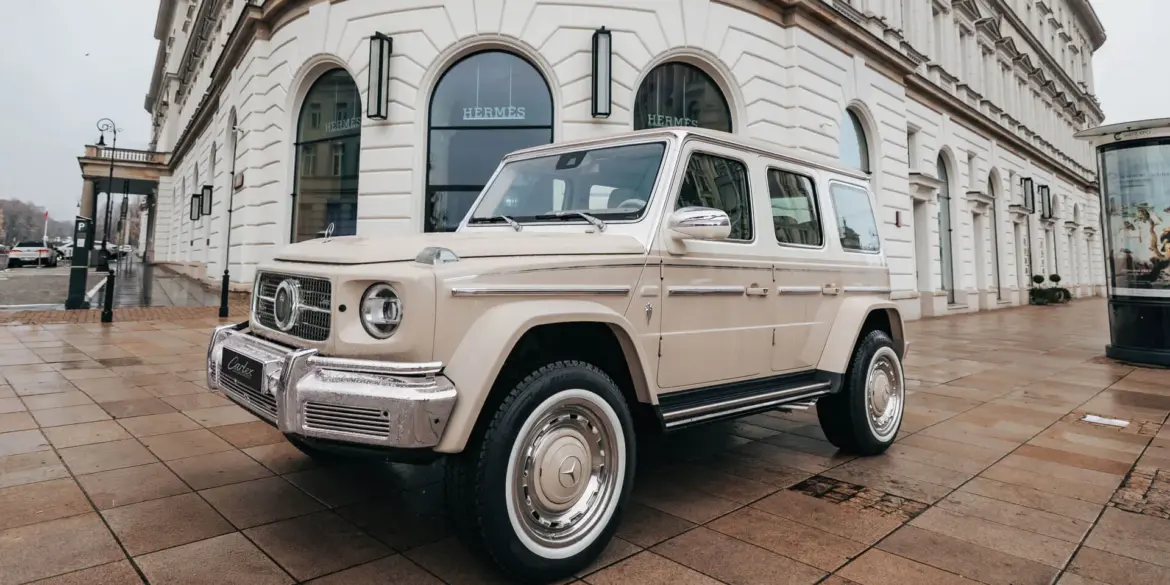 Sandfarbener Carlex G63 Sabbia Vintage mit klassischen Designelementen vor einem historischen Gebäude in der Stadt.