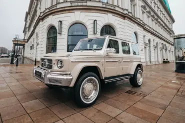 Sandfarbener Carlex G63 Sabbia Vintage mit klassischen Designelementen vor einem historischen Gebäude in der Stadt.