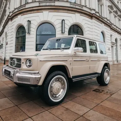 Sandfarbener Carlex G63 Sabbia Vintage mit klassischen Designelementen vor einem historischen Gebäude in der Stadt.