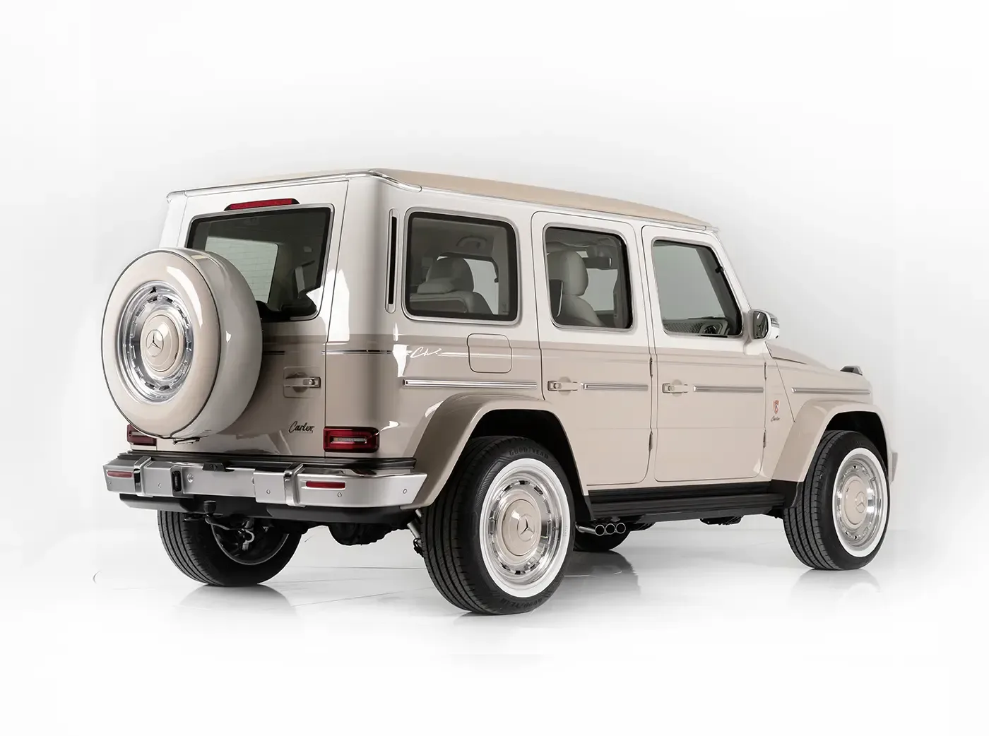 Heck- und Seitenansicht eines Carlex G63 Sabbia Vintage mit sandfarbener Lackierung.