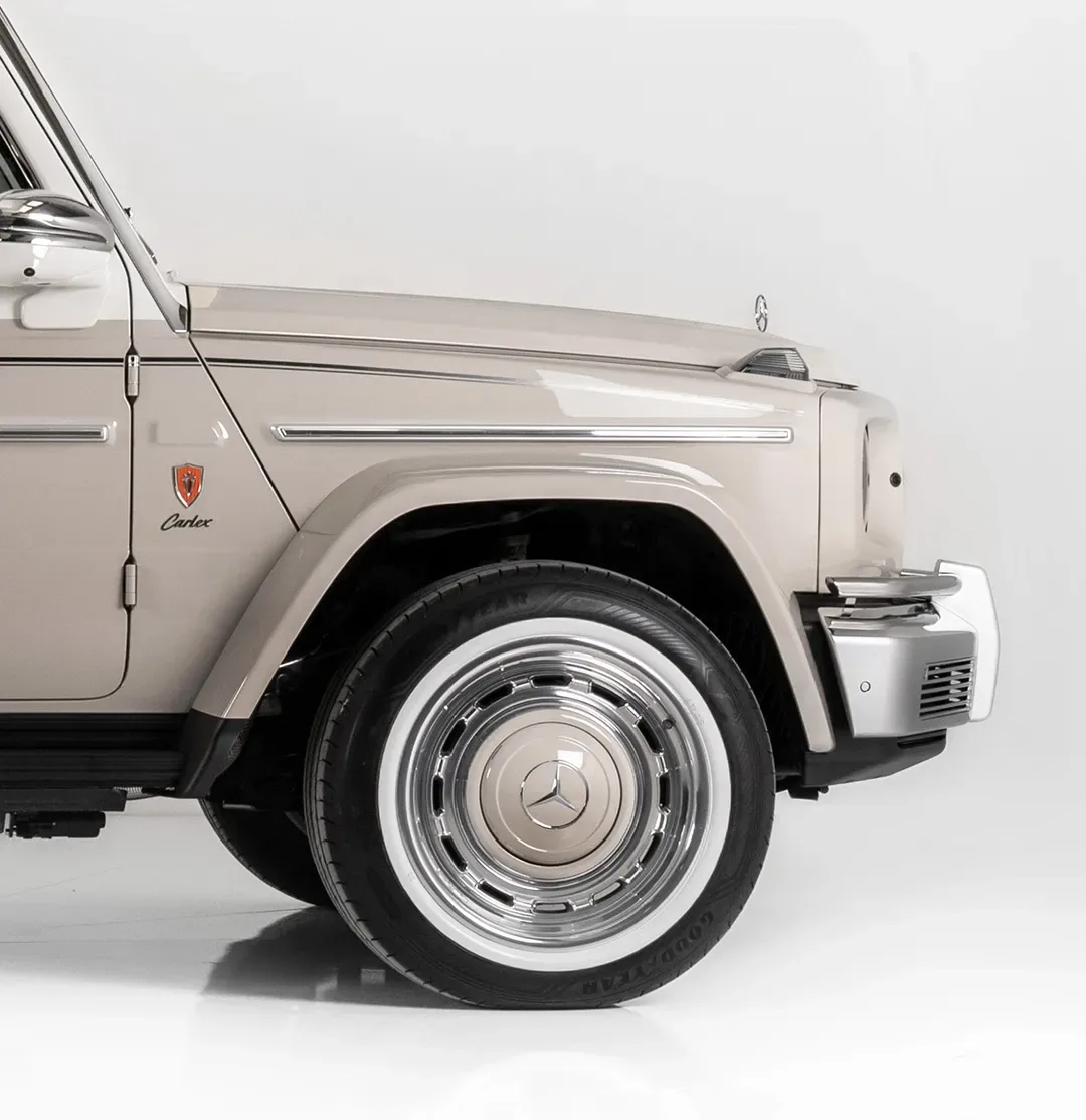 Detailansicht der Front des sandfarbenen Carlex G63 Sabbia Vintage mit Mercedes-Stern und Carlex-Logo.