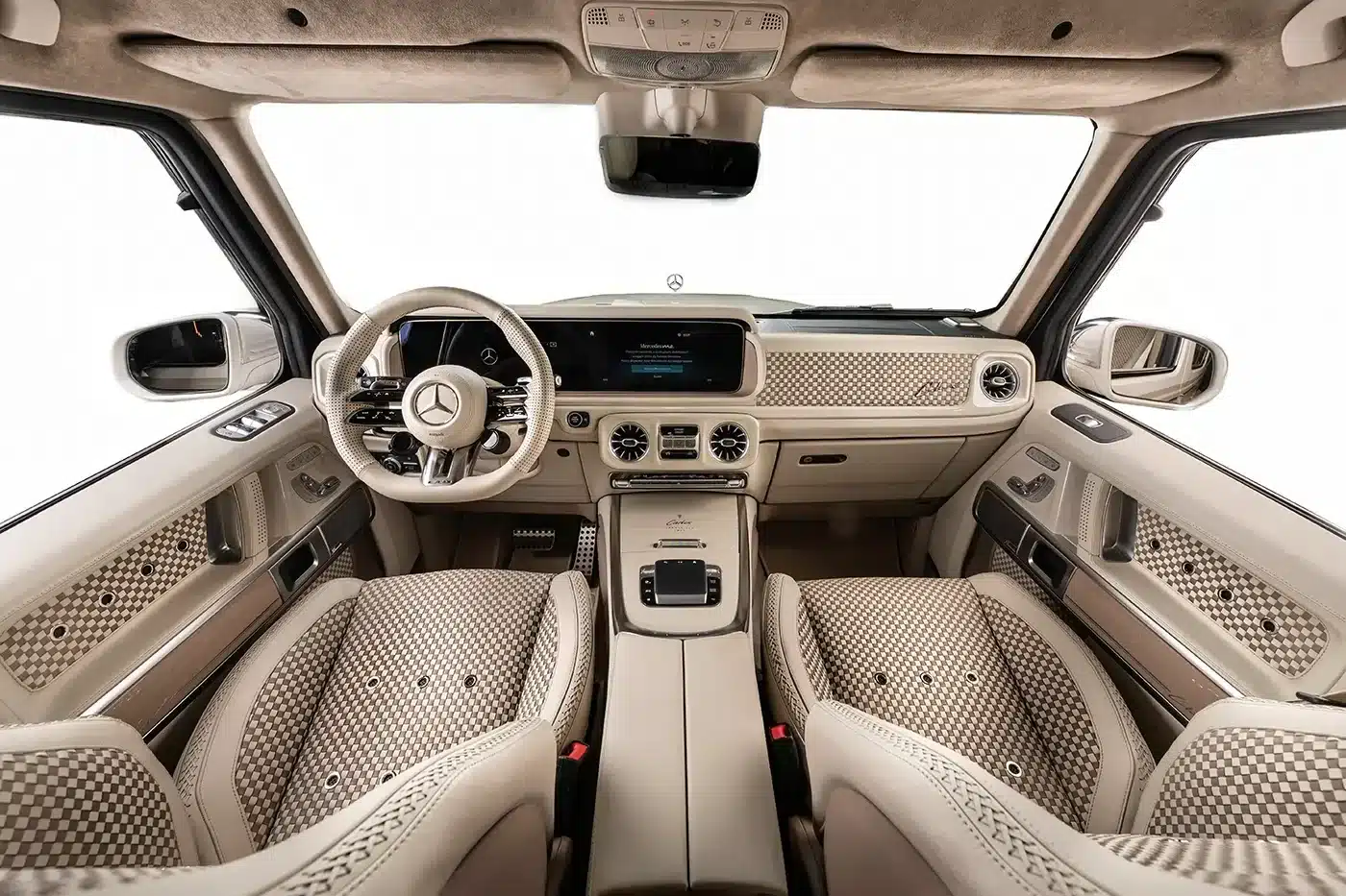 Innenraum des Carlex G63 Sabbia Vintage mit hochwertigem Leder und modernen Designelementen in Sand- und Vanillefarben.