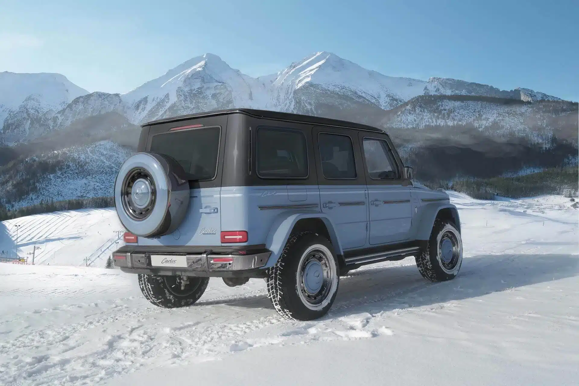 Carlex G63 Sky Vintage in abgestuften Blautönen steht im Schnee vor einer Bergkulisse.