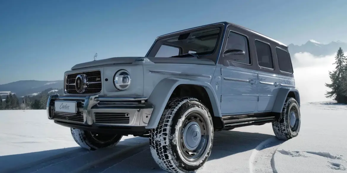 Carlex G63 Sky Vintage: Mercedes-AMG G-Klasse Sonderedition in Blautönen, geparkt auf verschneitem Feld, Frontansicht mit klarer Winterlandschaft im Hintergrund.
