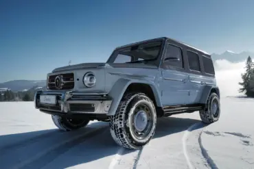 Carlex G63 Sky Vintage: Mercedes-AMG G-Klasse Sonderedition in Blautönen, geparkt auf verschneitem Feld, Frontansicht mit klarer Winterlandschaft im Hintergrund.