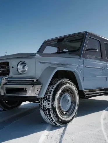 Carlex G63 Sky Vintage: Mercedes-AMG G-Klasse Sonderedition in Blautönen, geparkt auf verschneitem Feld, Frontansicht mit klarer Winterlandschaft im Hintergrund.