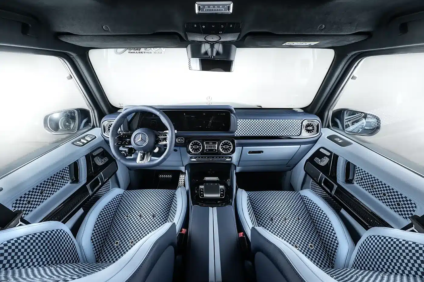 Luxuriöser Innenraum des Carlex G63 Sky Vintage mit charakteristischen blauen und karierten Elementen