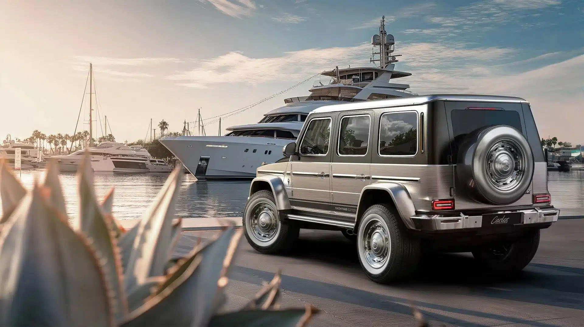 Mercedes‑Benz G 63 AMG Carlex Yachting Edition in gebürstetem Silber und satiniertem Schwarz vor einer Luxusyacht am Hafen.