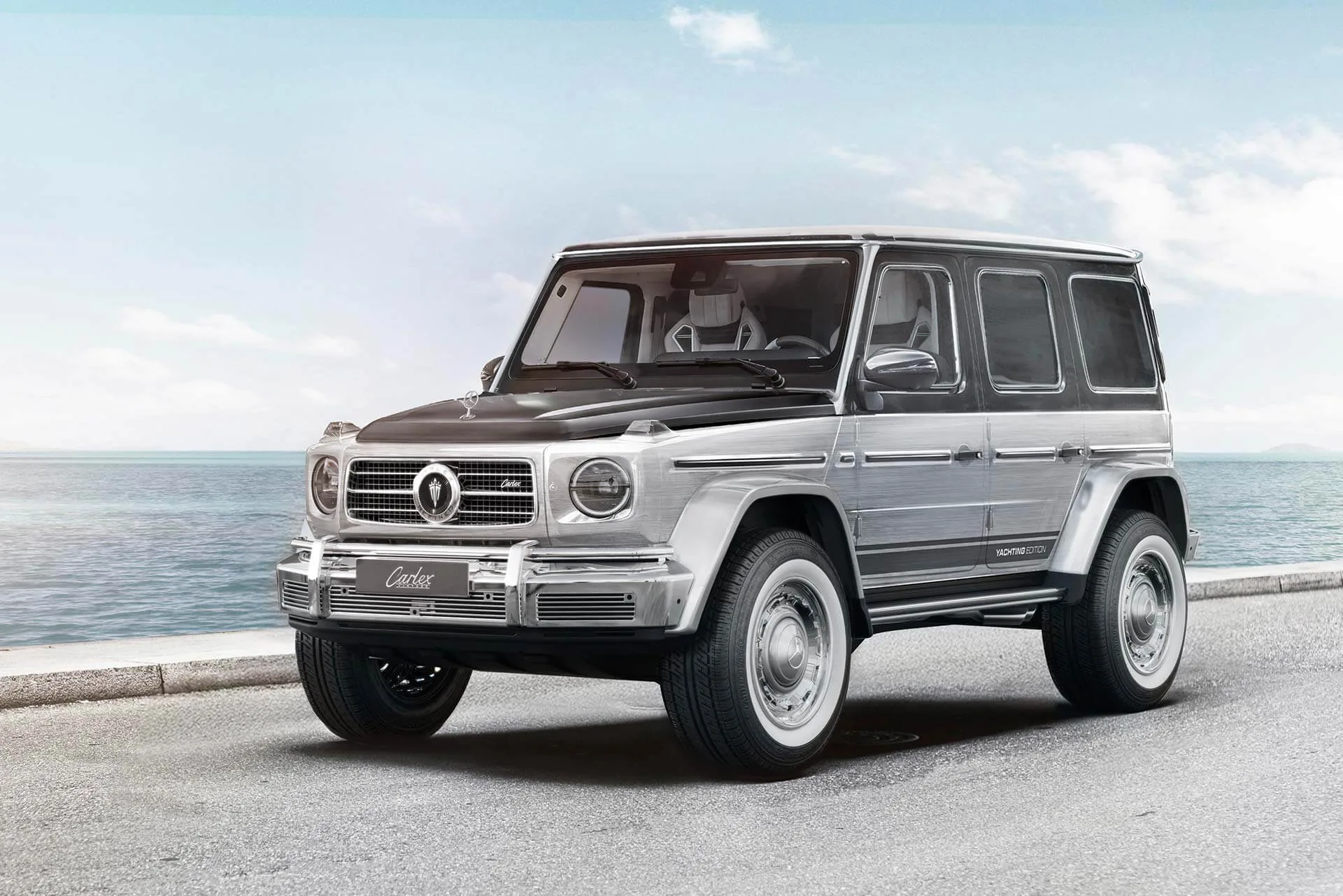 Mercedes-AMG G 63 Carlex Yachting Edition mit gebürstetem Silberdach und schwarzen Akzenten vor maritimer Kulisse.