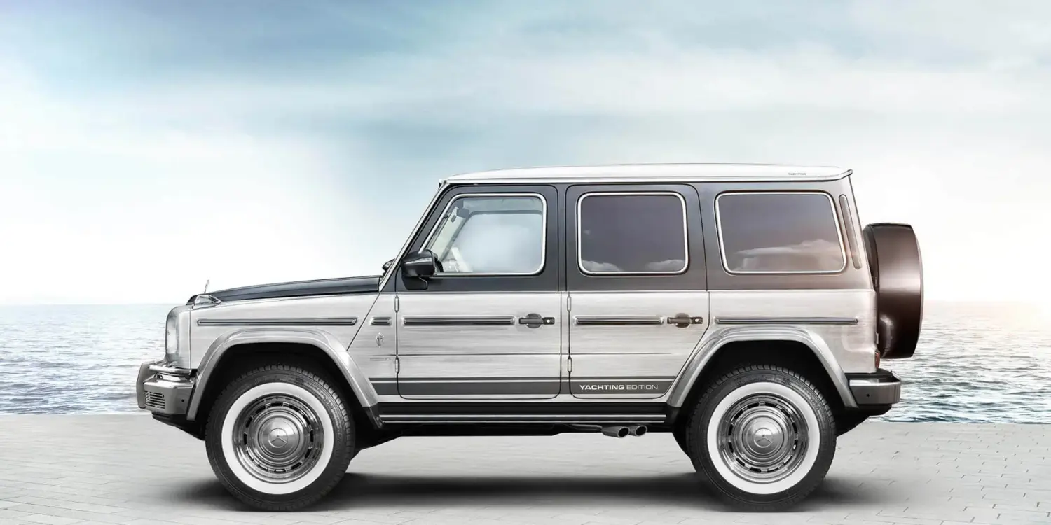 Seitenansicht der Carlex G63 Yachting Edition in gebürstetem Silber vor dem Meer.