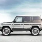 Seitenansicht der Carlex G63 Yachting Edition in gebürstetem Silber vor dem Meer.