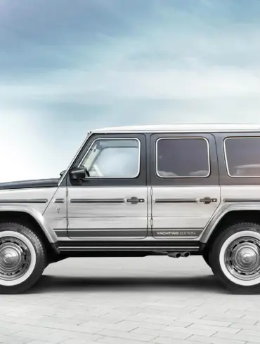 Seitenansicht der Carlex G63 Yachting Edition in gebürstetem Silber vor dem Meer.