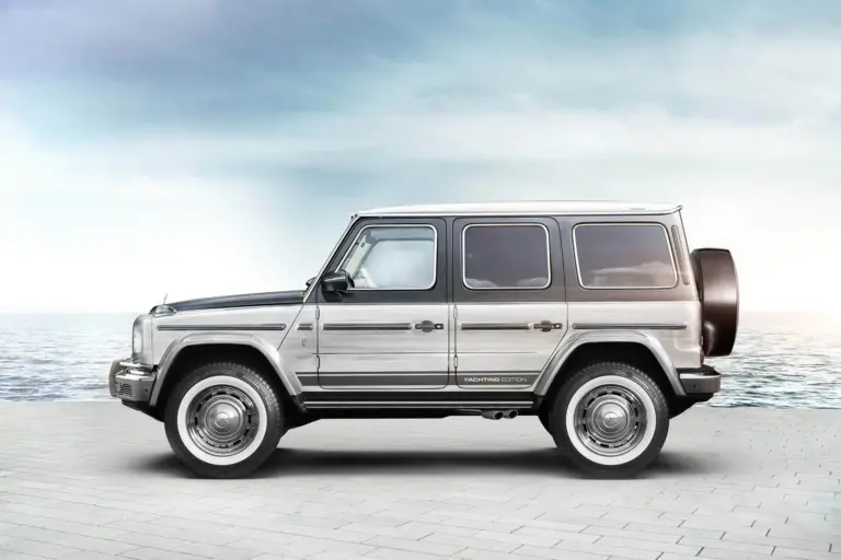 Seitenansicht der Carlex G63 Yachting Edition in gebürstetem Silber vor dem Meer.