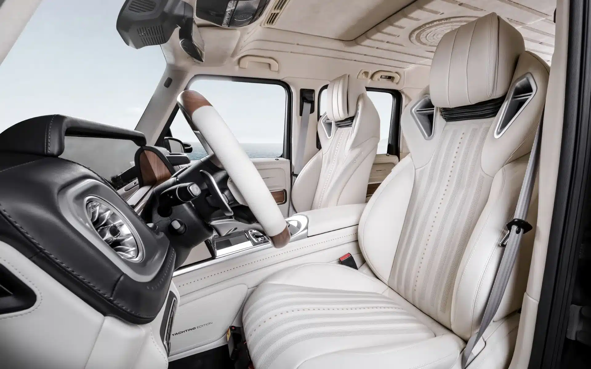 Innenraum der Carlex G63 Yachting Edition mit hellem Leder, Alcantara, Holzapplikationen und gestickter Windrose im Dachhimmel.