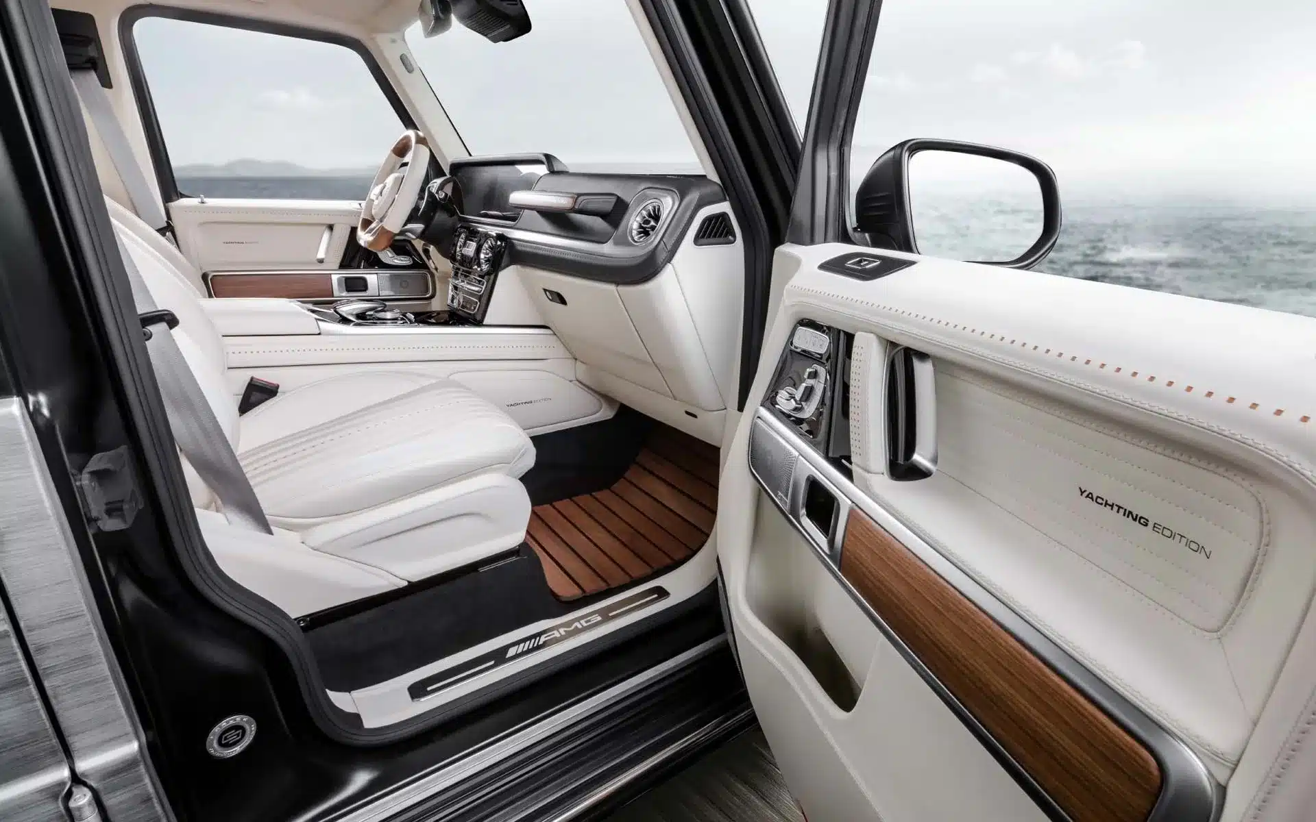 Luxuriöses Interieur der Carlex G63 Yachting Edition mit weißem Leder, Holzelementen und Yachting Edition Branding.