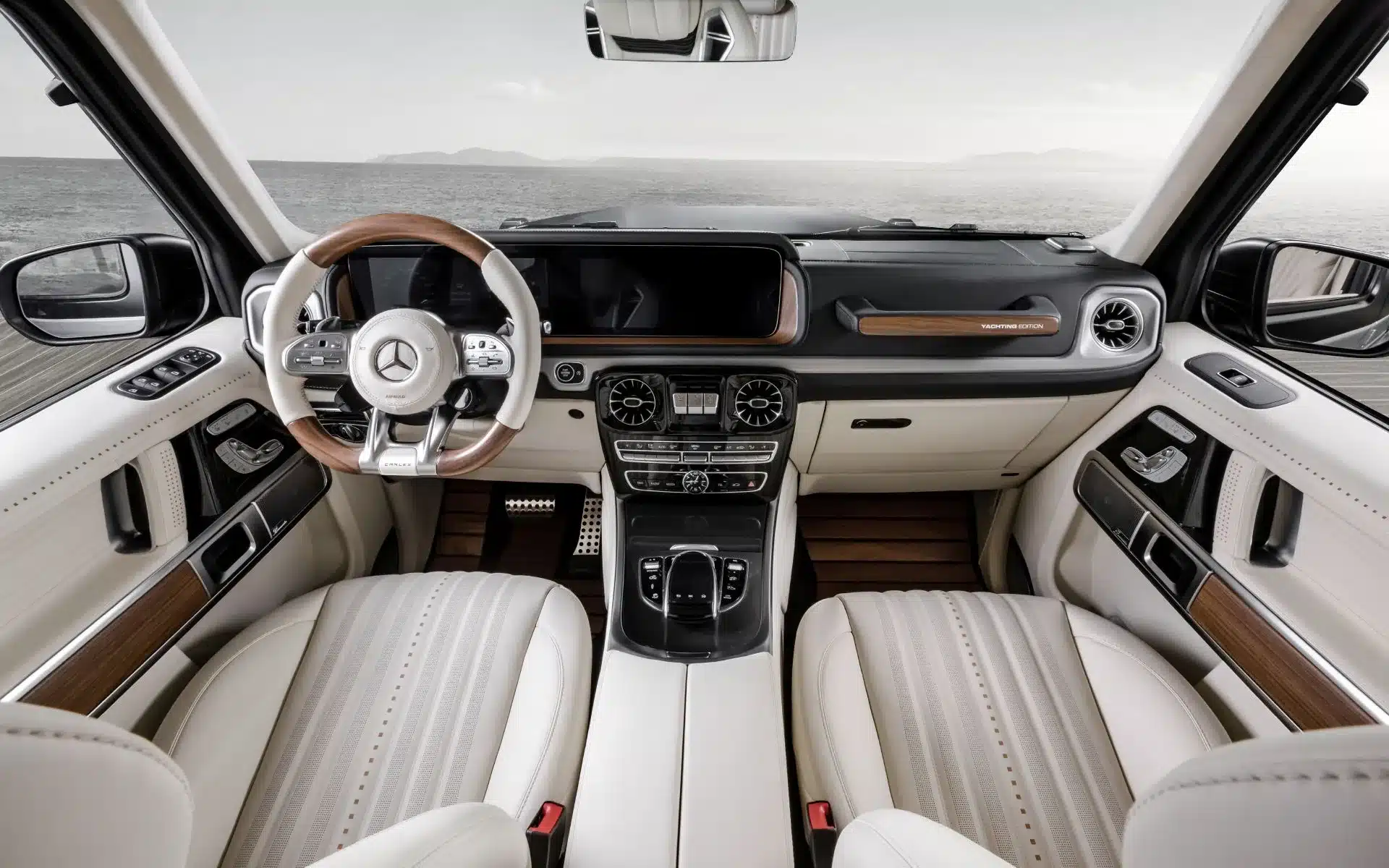 Helles, nautisch inspiriertes Interieur einer Mercedes G-Klasse Carlex G63 Yachting Edition mit Holzapplikationen und Leder.
