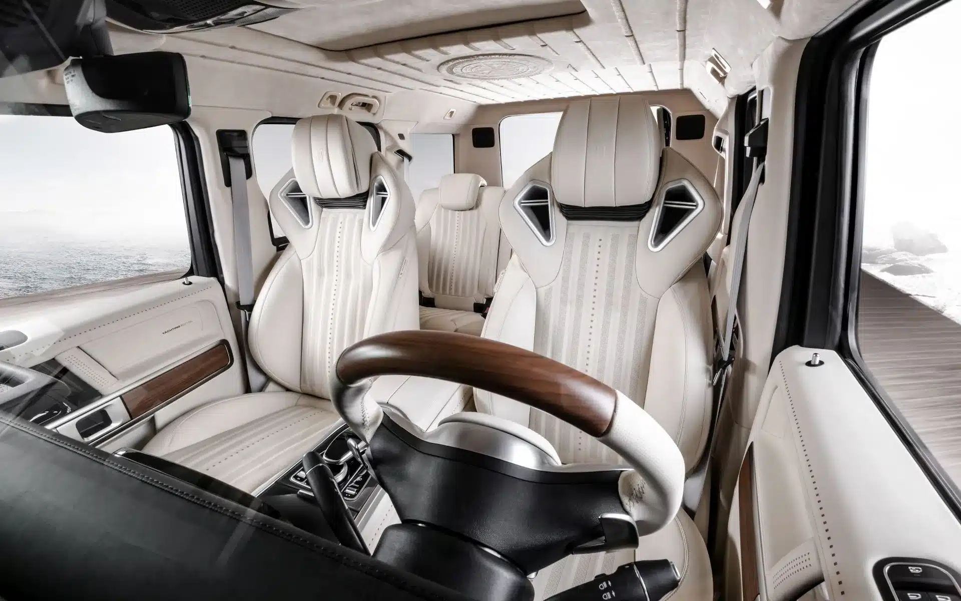 Luxuriöses Interieur der Carlex G63 Yachting Edition mit weißen Ledersitzen, Holzlenkrad und maritimen Details