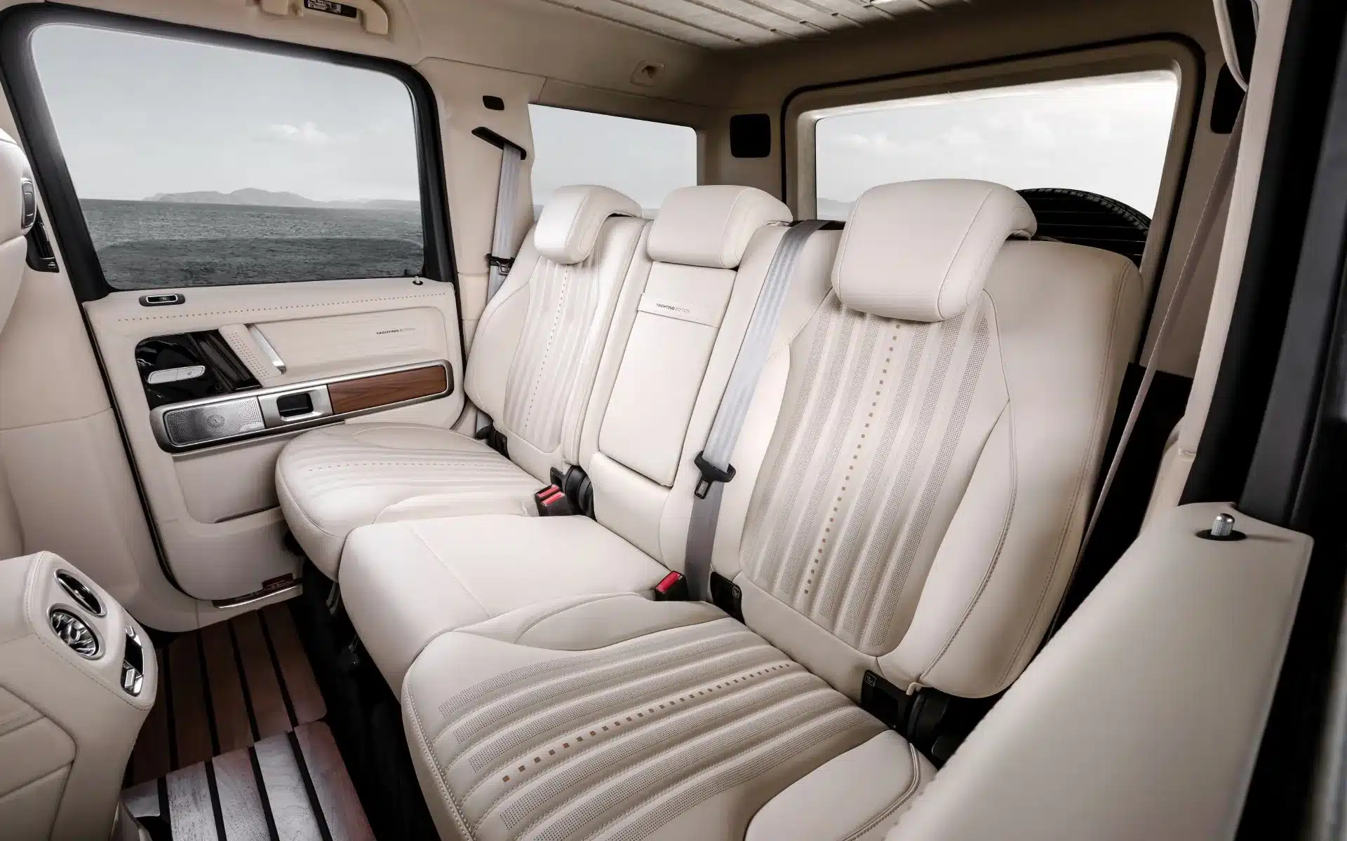 Heller Lederausstattung im Fond der Carlex G63 Yachting Edition mit Sitzflächen in Off-White und Holzapplikationen