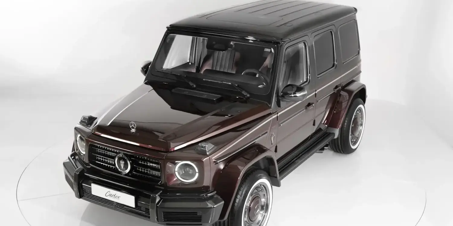 Carlex Rubino Vintage Mercedes-AMG G 63 in bordeauxroter Lackierung mit schwarzem Dach, fotografiert im Studio.