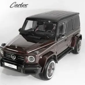 Carlex Rubino Vintage Mercedes-AMG G 63 in bordeauxroter Lackierung mit schwarzem Dach, fotografiert im Studio.