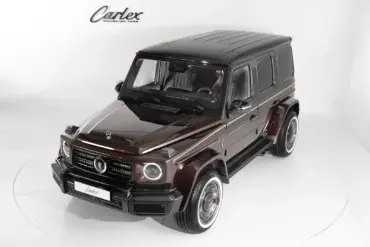 Carlex Rubino Vintage Mercedes-AMG G 63 in bordeauxroter Lackierung mit schwarzem Dach, fotografiert im Studio.