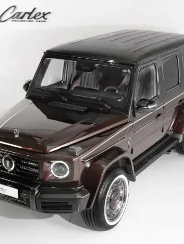 Carlex Rubino Vintage Mercedes-AMG G 63 in bordeauxroter Lackierung mit schwarzem Dach, fotografiert im Studio.
