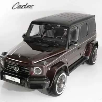 Carlex Rubino Vintage Mercedes-AMG G 63 in bordeauxroter Lackierung mit schwarzem Dach, fotografiert im Studio.