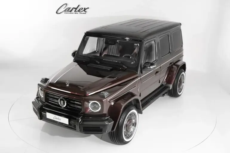 Carlex Rubino Vintage Mercedes-AMG G 63 in bordeauxroter Lackierung mit schwarzem Dach, fotografiert im Studio.