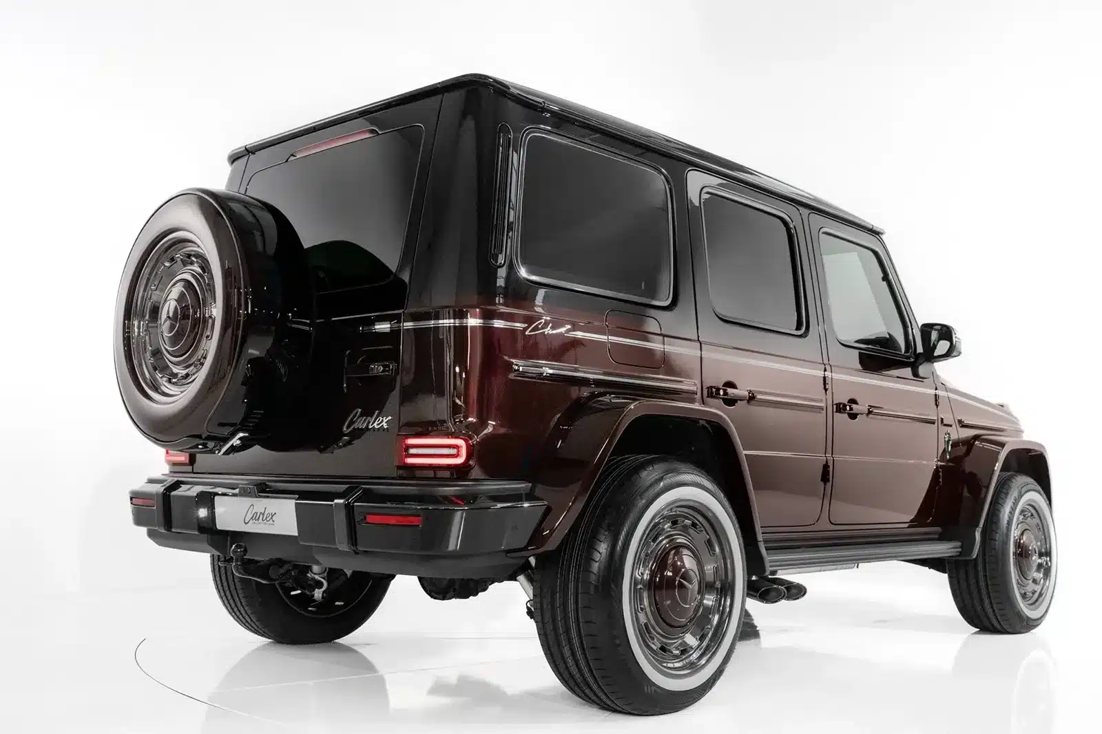 Rückansicht eines Mercedes-AMG G 63 Carlex Rubino Vintage in dunklem Metallic-Rot mit individuellen Designelementen und Carlex-Schriftzug.