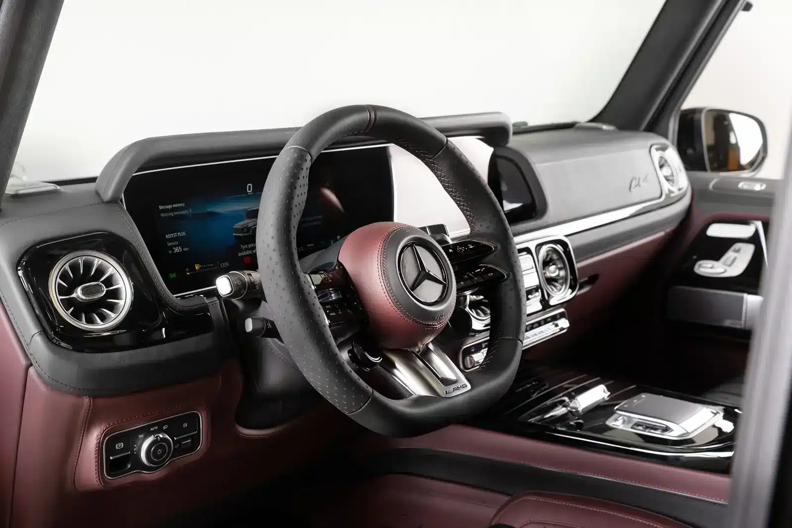 Luxuriöses Interieur eines Mercedes-AMG G 63 Rubino Vintage mit handgefertigtem Lenkrad und hochwertigen Oberflächen von Carlex Design.