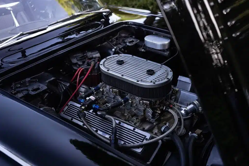 Motorraum einer restaurierten Chevrolet Corvette C1 Cabriolet 1961 mit sichtbarem Edelbrock-Ansaugkrümmer