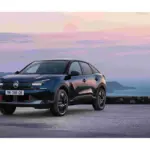 Citroën C4 Collection 2025 mit schwarzem Kontrastdach und Black-Amber-Felgen vor einer malerischen Kulisse.