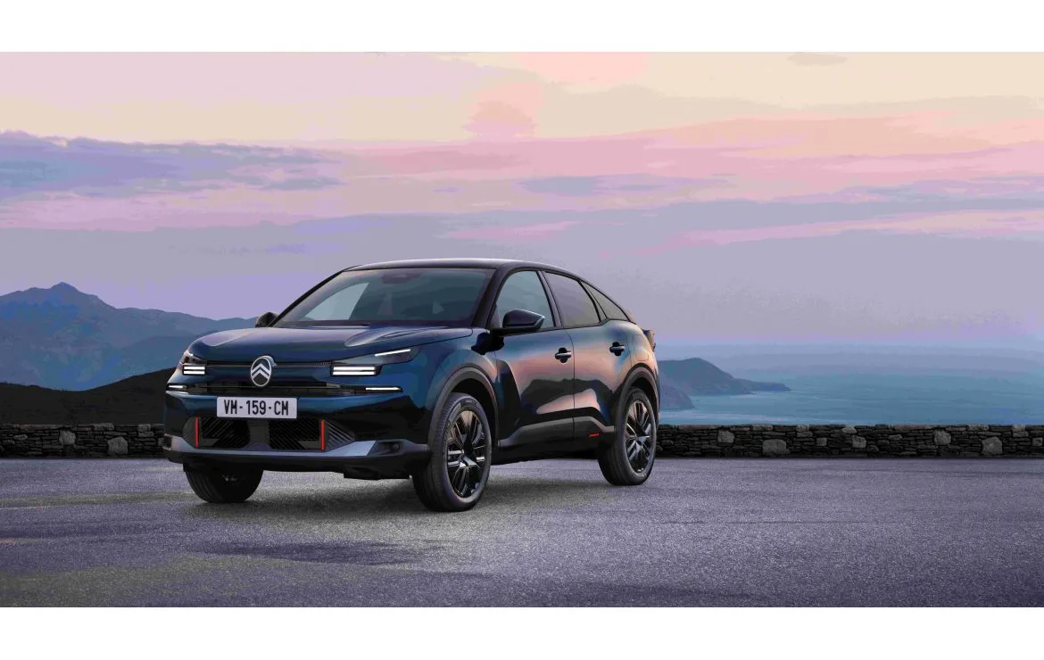 Citroën C4 Collection 2025 mit schwarzem Kontrastdach und Black-Amber-Felgen vor einer malerischen Kulisse.