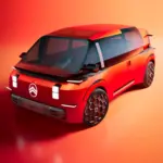 Das Citroën ELO Concept Elektroauto in markantem Rot, aufgenommen vor orangem Hintergrund, mit futuristischem Design und großen Glasflächen.