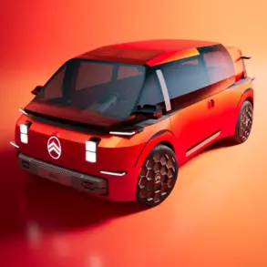 Das Citroën ELO Concept Elektroauto in markantem Rot, aufgenommen vor orangem Hintergrund, mit futuristischem Design und großen Glasflächen.