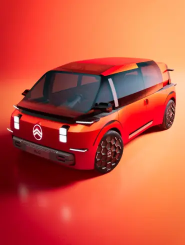 Das Citroën ELO Concept Elektroauto in markantem Rot, aufgenommen vor orangem Hintergrund, mit futuristischem Design und großen Glasflächen.