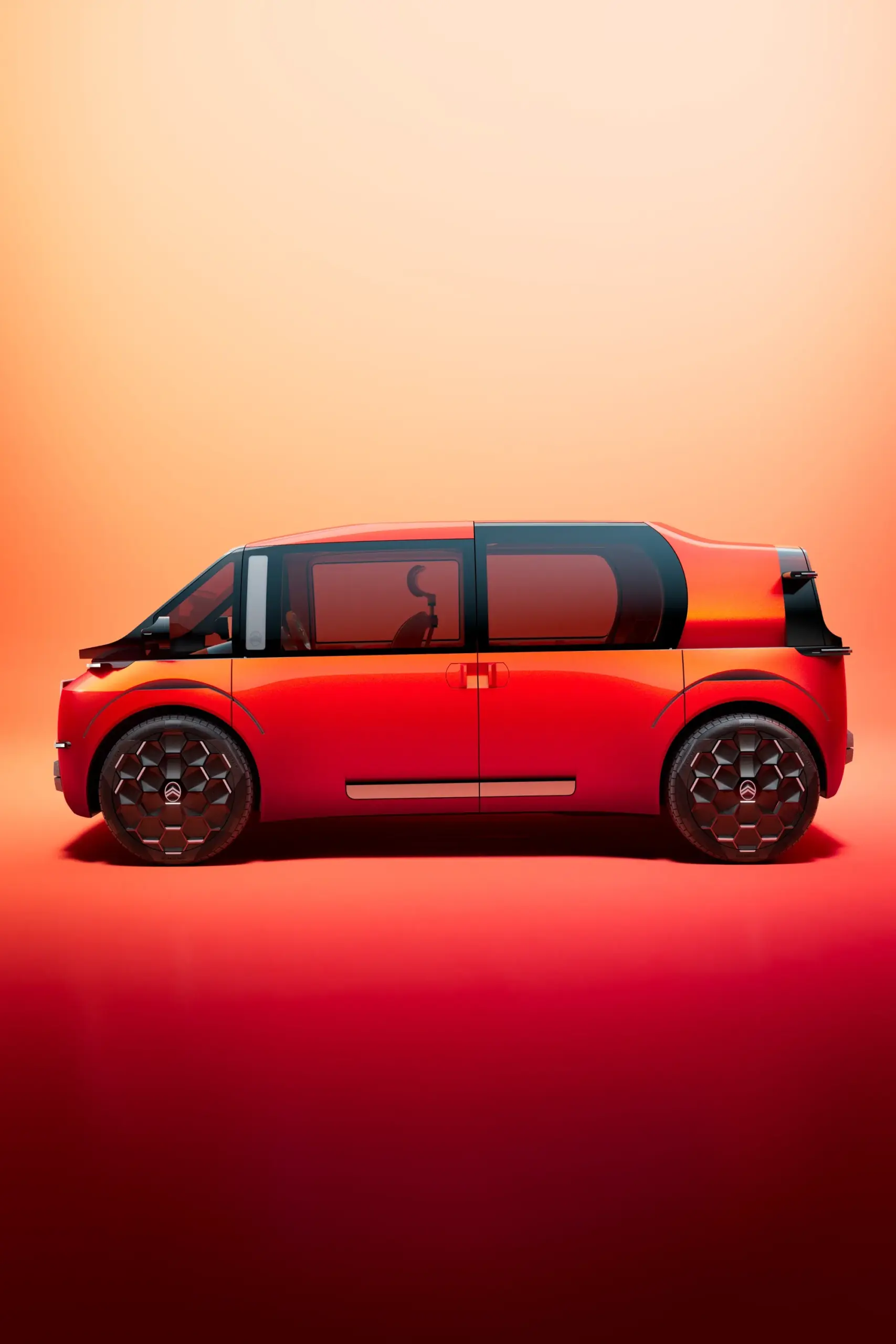 Seitenansicht des Citroën ELO Concept in Orange auf farbigem Hintergrund, zeigt Design und moderne Formen.